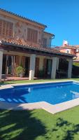 Basen w obiekcie Villa Puerto Adriano lub w pobliżu