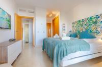 A bed or beds in a room at Newly Renovated Apartment with Amazing View
