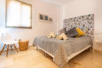 A bed or beds in a room at Newly Renovated Apartment with Amazing View