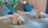 A bed or beds in a room at Newly Renovated Apartment with Amazing View