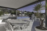 une terrasse avec une table, des chaises et une piscine dans l&#39;établissement Luxury Penthouse Montfleury, à Cannes