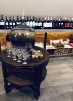 uma mesa com taças de vinho e uma garrafa grande de vinho em Dwór Sulejów em Sulejów