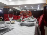 巴库阿尔普酒店 的一张长桌,上面有酒杯和盘子