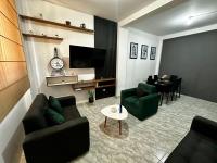 Una sala de estar con dos sofás y un comedor. en Morada Apart, en Tacna