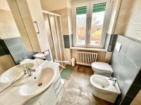 A bathroom at Bilo Leondino, appartamento moderno al Taunus