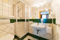 Koupelna v ubytování Der Thaller - Wirtshaus - Restaurant - Hotel