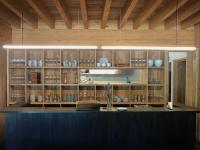 una cocina con armarios de madera y una encimera con gafas en Calma Sur Hoteleria Boutique, en Villa Meliquina