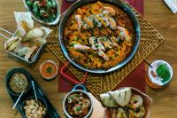 オーク・ブルックにあるLe Méridien Chicago - Oakbrook Centerの大きな鍋にパンを乗せた料理が置かれたテーブル