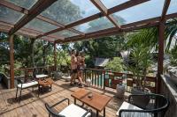 Twee personen staan op een terras met een pergola. bij Paripadi Private Villa and Sanctuary in Canggu