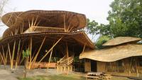 uma grande construção de bambu com um grande telhado em The Osing Bamboo Resort - a LIBERTA Collection em Banyuwangi