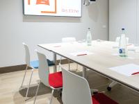 Zona business o sala de conferencias en Ibis Elche