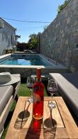 Bazén v ubytování Del Sol Suites nebo v jeho okolí