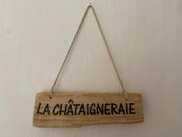 a sign that reads la chaterance hanging on a wall at La maison des Petits Robins in Livron-sur-Drôme