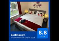 Postel nebo postele na pokoji v ubytování London 2 Bed 2 Bath Apartment Holiday Home - Free Parking - 3min walk to the Train station - 19min to London Liverpool Street 5min to Victoria Line 1GB Broadband super fast Internet GROUND FLOOR 100s of shops restaurants bakeries 24-hour ASDA superstore