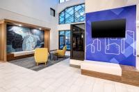Holiday Inn Express Hotel & Suites - Belleville Area by IHGにあるテレビまたはエンターテインメントセンター