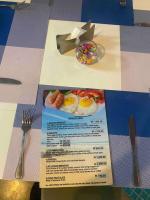 Una mesa con un plato de comida con huevos encima. en Oceanfront condo 3-2-01- Nilaveli, en Nilaveli