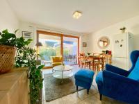 Część wypoczynkowa w obiekcie Appartement calme à 3 min de la plage avec terrasse, parking et WIFI - FR-1-714-1