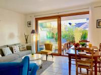 Część wypoczynkowa w obiekcie Appartement calme à 3 min de la plage avec terrasse, parking et WIFI - FR-1-714-1