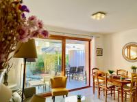 Część wypoczynkowa w obiekcie Appartement calme à 3 min de la plage avec terrasse, parking et WIFI - FR-1-714-1