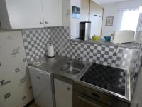 Kuchyňa alebo kuchynka v ubytovaní Appartement bord de mer à Notre Dame de Monts - 38m², 4 pers, animaux admis - FR-1-540-250