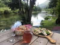 - une table de pique-nique avec une assiette de nourriture et des verres à vin dans l'établissement Moulin de Parayre, aux Vignes