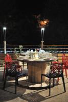 - une table et des chaises sur une terrasse la nuit dans l'établissement Moulin de Parayre, aux Vignes
