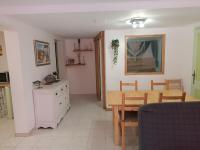 Kuchnia lub aneks kuchenny w obiekcie Châteaudouble : appartement au calme