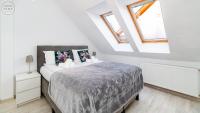 Posteľ alebo postele v izbe v ubytovaní Apartamenty Kora Cieplice