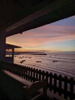 una vista del océano desde un muelle al atardecer en Villa Redemptorist, en Weetebula