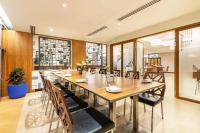 Posezení v ubytování Dhaka Regency Hotel & Resort