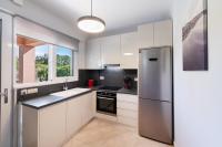 Kuchyň nebo kuchyňský kout v ubytování Ruellia Luxury Apartments