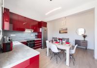 Kuchyň nebo kuchyňský kout v ubytování Ruellia Luxury Apartments