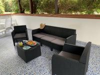 A seating area at Villa Delfino Blu con accesso diretto al mare dalla scogliera e privacy impagabile.
