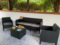 A seating area at Villa Delfino Blu con accesso diretto al mare dalla scogliera e privacy impagabile.
