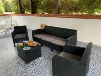 A seating area at Villa Delfino Blu con accesso diretto al mare dalla scogliera e privacy impagabile.