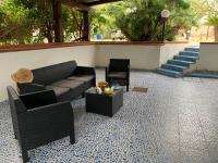 A seating area at Villa Delfino Blu con accesso diretto al mare dalla scogliera e privacy impagabile.