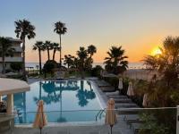 Bazén v ubytovaní Ixia Dream hotel - Adults only alebo v jeho blízkosti
