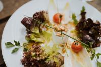 ein weißer Teller mit Lebensmitteln auf einem Tisch in der Unterkunft Hotel-Restaurant Eifeler Seehütte in Rieden
