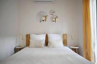 Tempat tidur dalam kamar di Chez Zize T2 unique- Roucas-Blanc