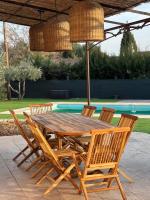 Bazén v ubytovaní Proche GORGES DU VERDON, villa 8 pers avec piscine privée alebo v jeho blízkosti