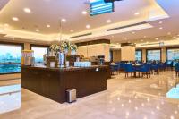 メッカにあるSelat Al Bait Hotelのホテルのロビーにはバー、テーブル、椅子があります。