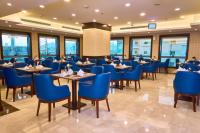 メッカにあるSelat Al Bait Hotelの青い椅子とテーブルのあるレストラン