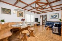 Televízia a/alebo spoločenská miestnosť v ubytovaní Holiday Home & Spa Kozji Vrh