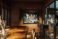 uma sala de jantar com uma mesa e uma imagem na parede em Roome em Fethiye