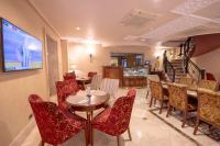 伊斯坦布尔塔克西姆中央宫酒店的餐厅里有一张桌子和几把椅子