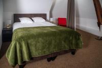 Een bed of bedden in een kamer bij The Velvet Lodge