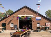 un edificio de ladrillo con una mesa delante en Global-Tickets Village - TT Assen Camping Jan & Bertha, en Assen