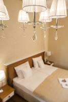 Posteľ alebo postele v izbe v ubytovaní Hotel Alhambra