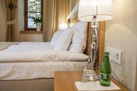 Posteľ alebo postele v izbe v ubytovaní Hotel Alhambra
