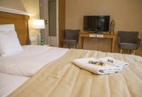 Posteľ alebo postele v izbe v ubytovaní Hotel Alhambra
